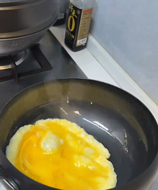 日本進口工匠純手工打造的鐵鍋，採用高純度日本鐵製成，無化學塗層，不粘鍋易清洗。今天您就有機會以低於半價的價格購買它！